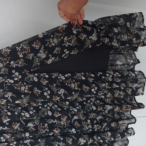 ASTR THE LABEL NEW Chiffon Floral V-Neck Midi Dress in Black Medium - Picture 4 of 8